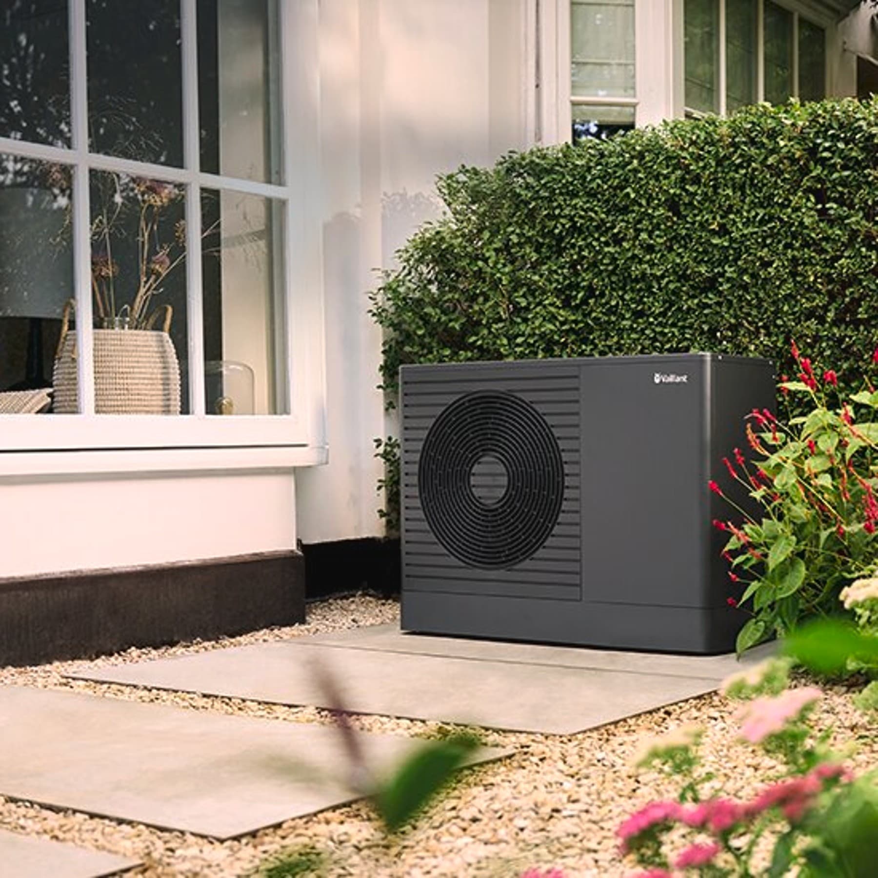 Vaillant aroTHERM pro warmtepomp in een tuin