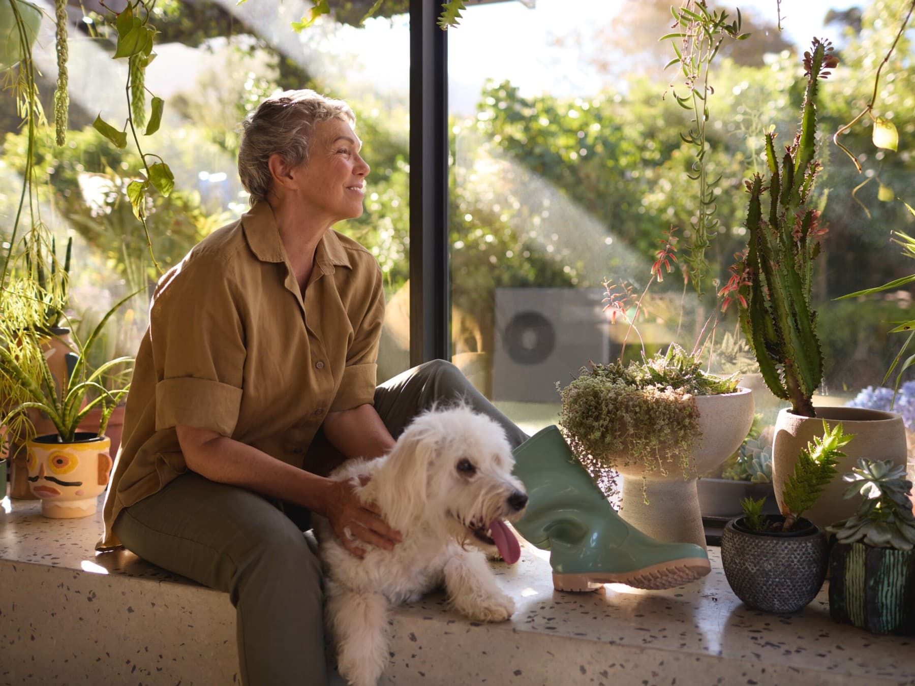 Lucht-water-warmtepomp achter een vrouw en een hond