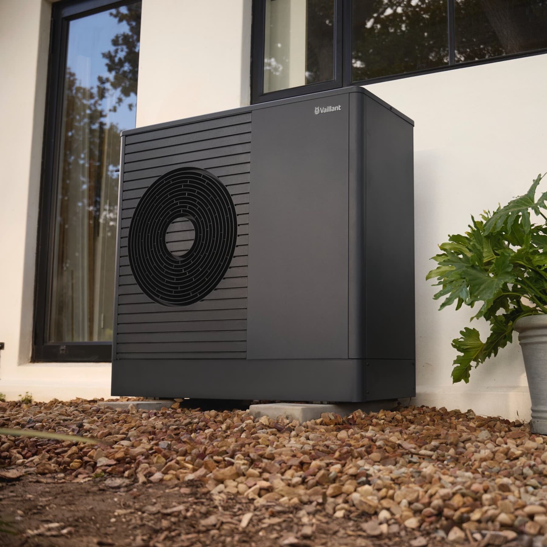 Vaillant aroTHERM pro onder een raam geplaatst