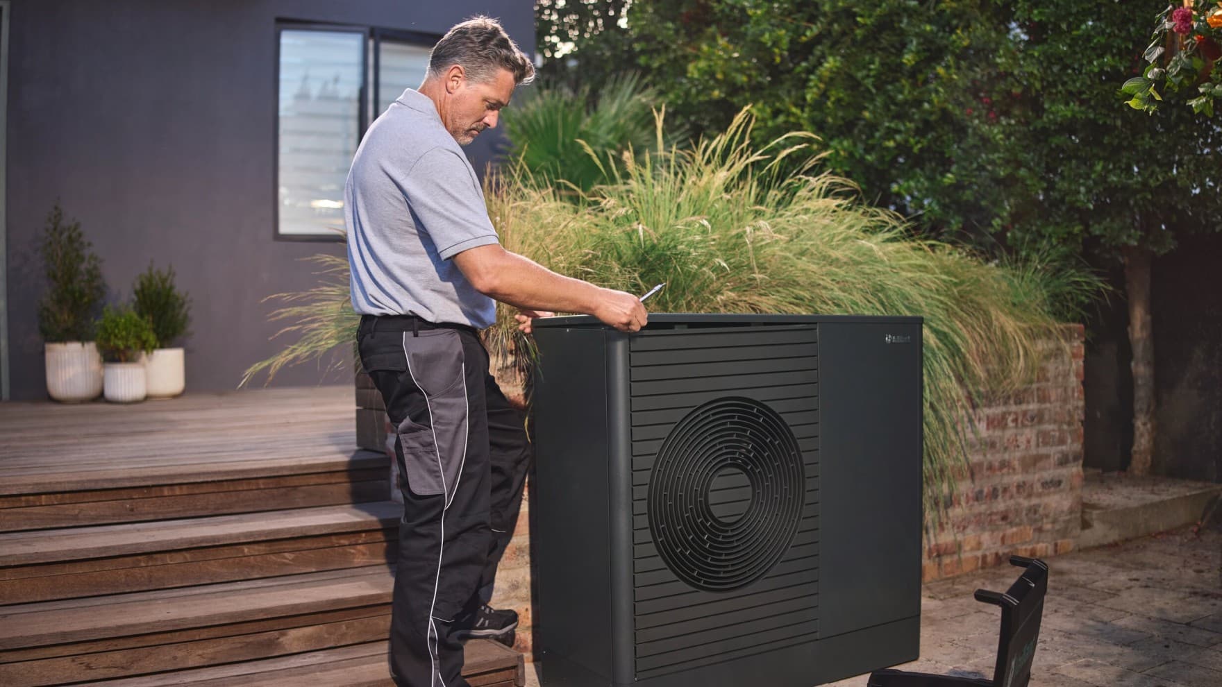 Installateur plaatst een aroTHERM plus warmtepomp.
