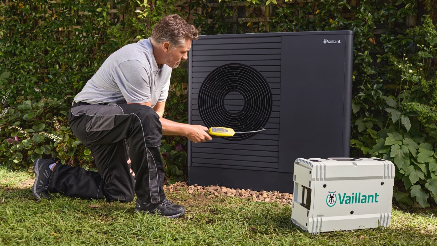 Installateur werkt aan een aroTHERM plus warmtepomp