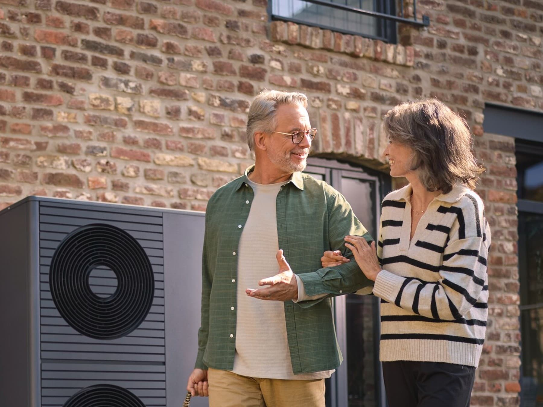 Man en vrouw spreken met elkaar voor een Vaillant warmtepomp