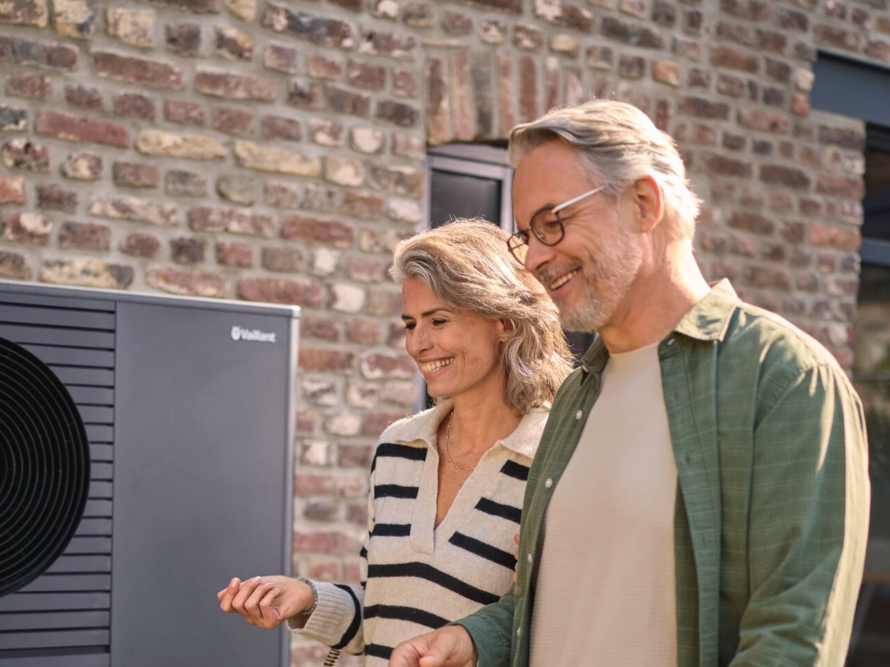 Stel loopt langs een warmtepomp