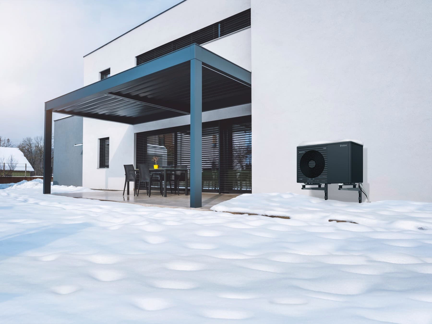 Een warmtepomp tijdens een sneeuwrijke winterdag