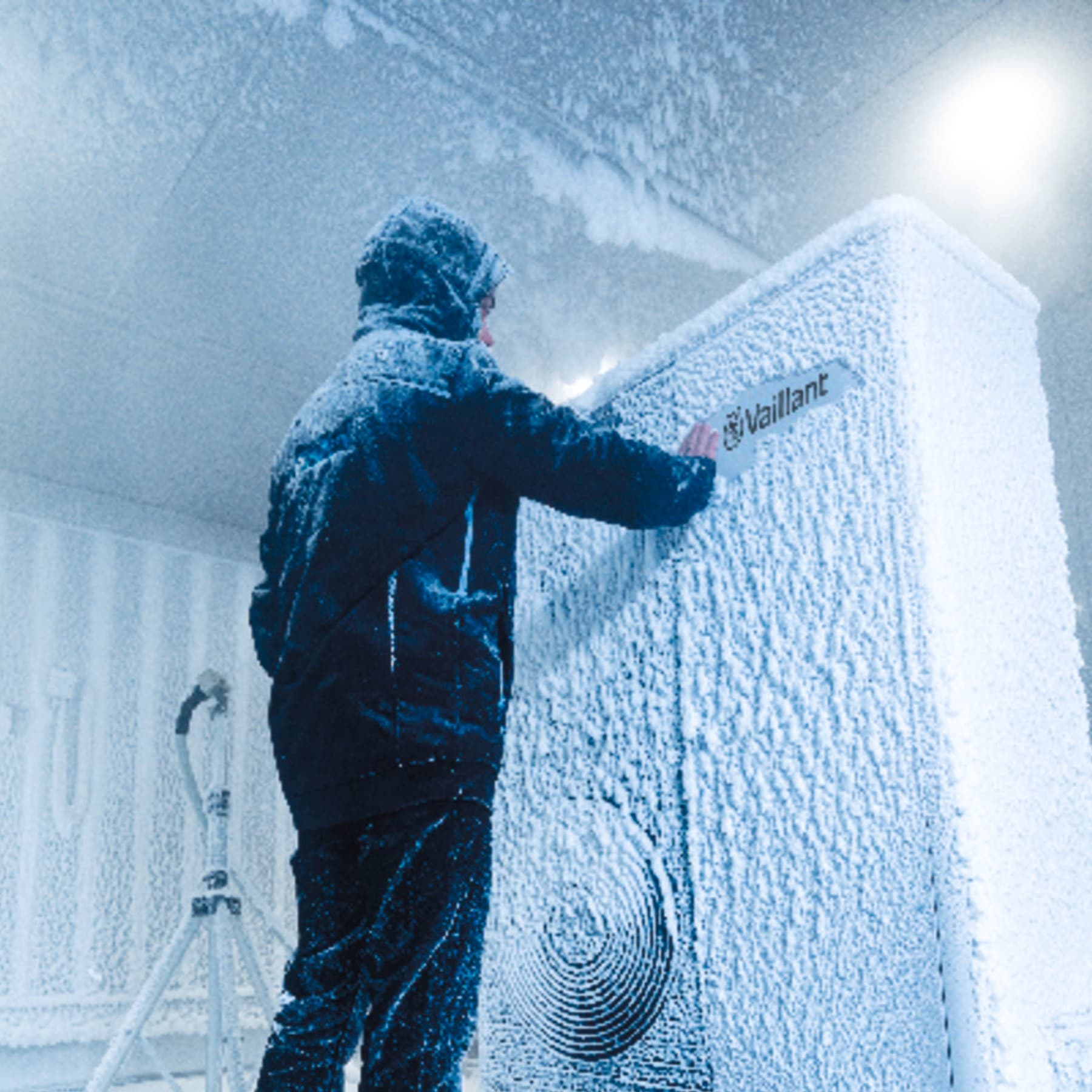 Ingenieur staat voor een warmtepomp in de koude kamer van een testcentrum