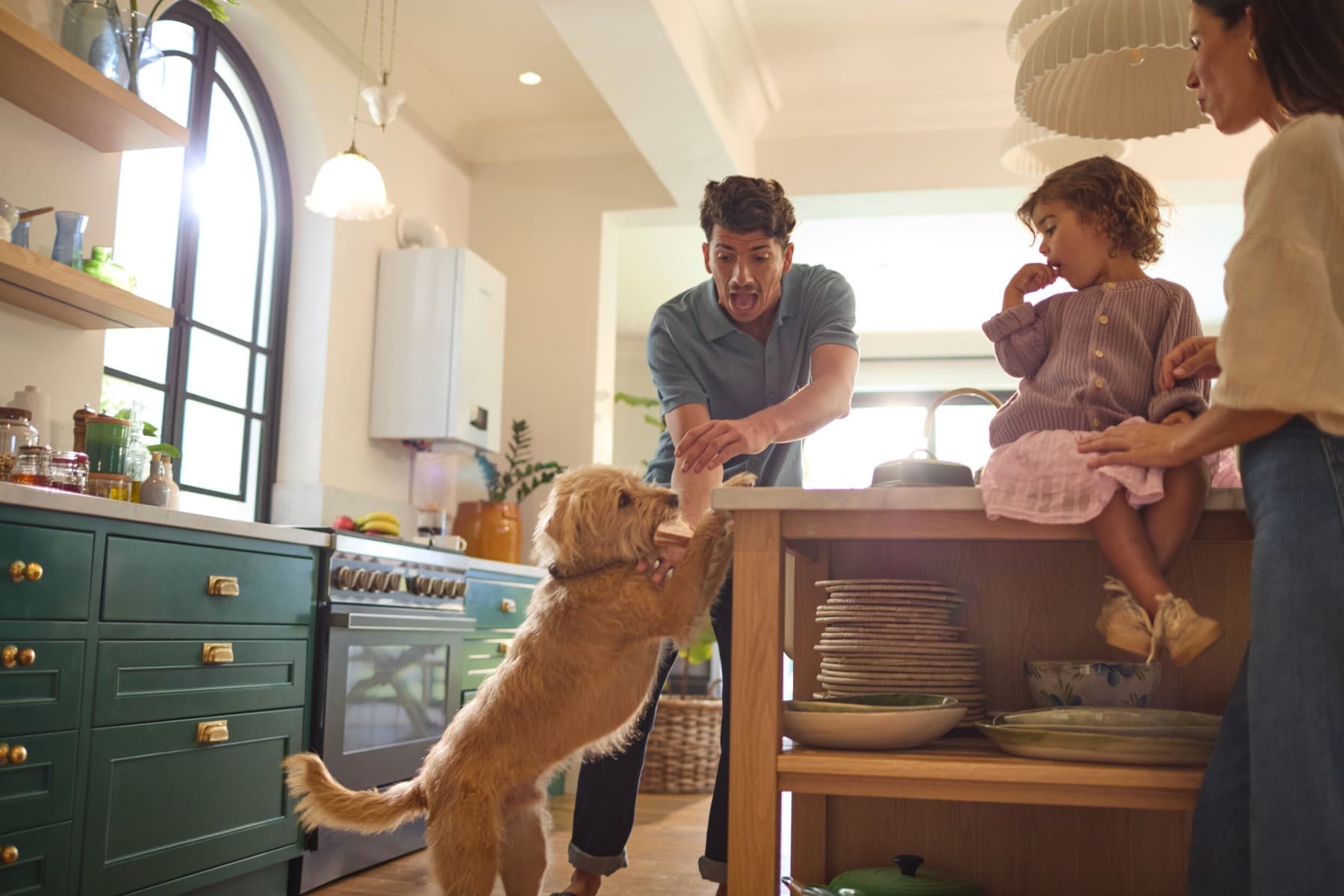 Familie met hond in de keuken