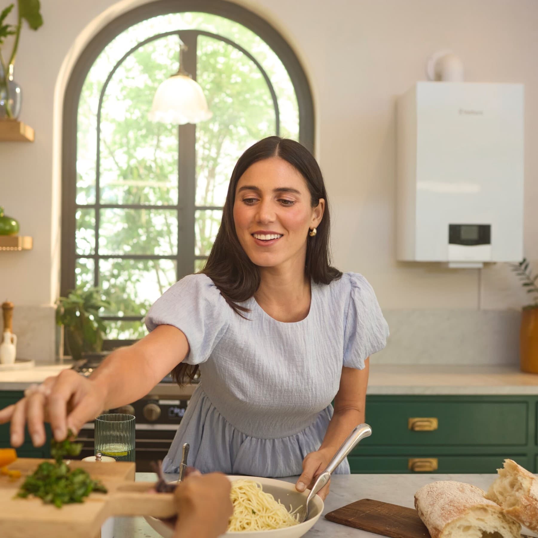 Vrouw die in een keuken kookt