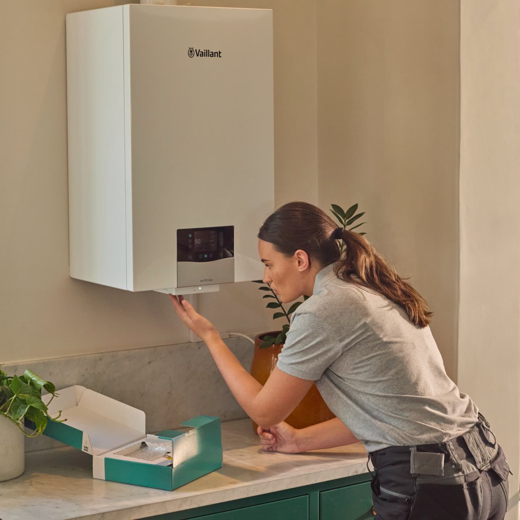 Installateur werkt aan een ecoTEC plus cv-ketel van Vaillant